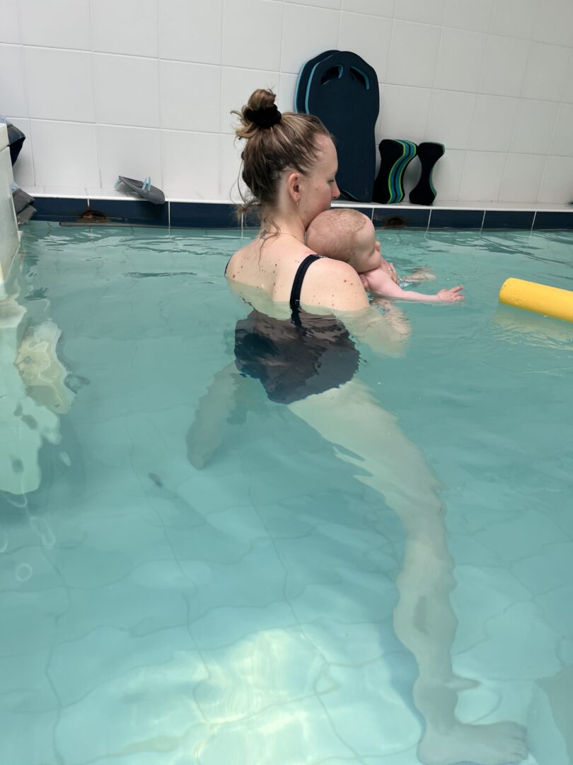 aqua bébé - bébé nageur - atelier parent bébé dans l'eau à Rochefort